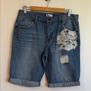 Preowned men’s Size Large Epic Threads skull denim shorts with cuffs